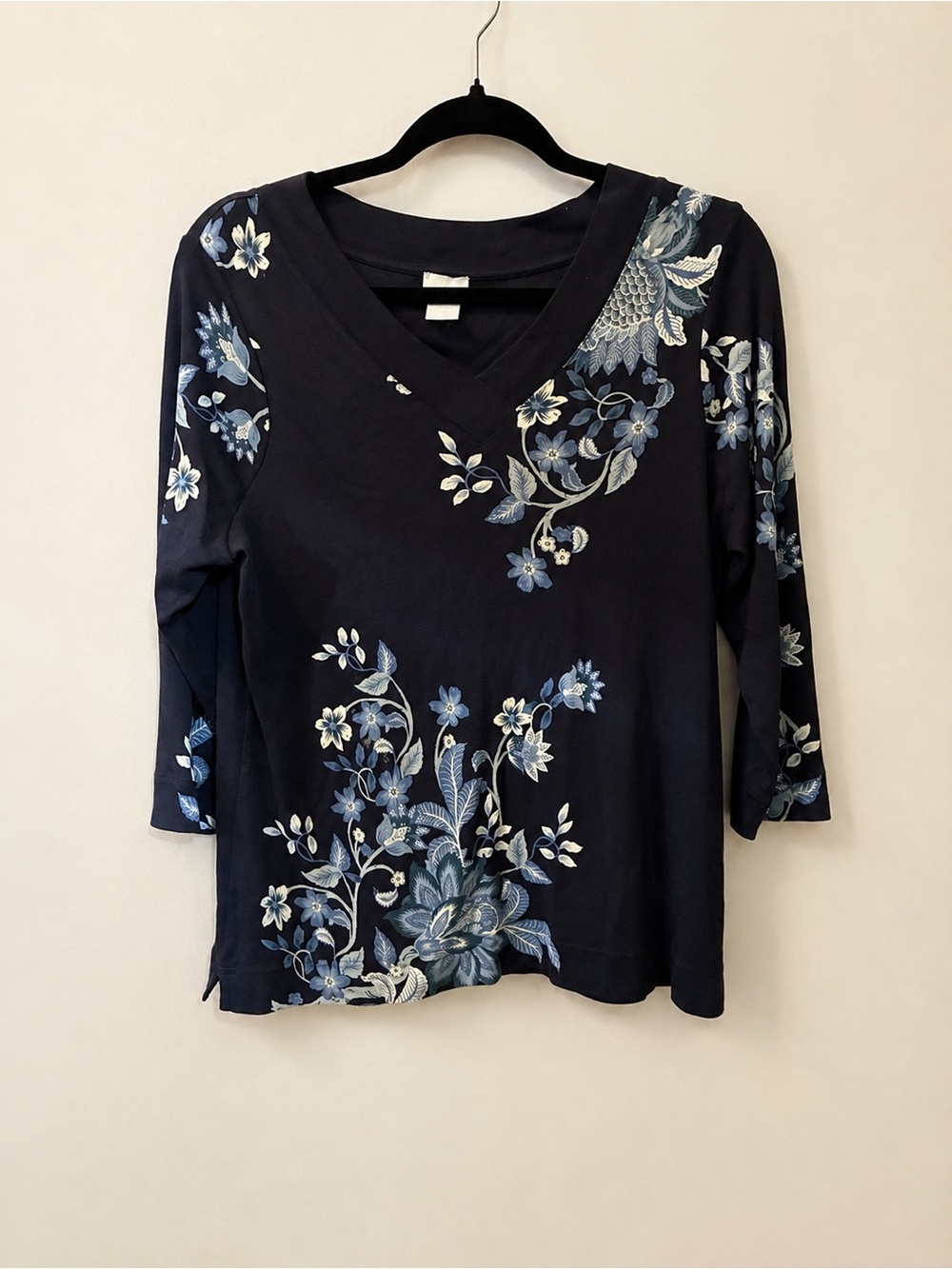 Chico’s Size 1 Medium Navy Blue Floral V-Neck 3/4 Sleeve Top